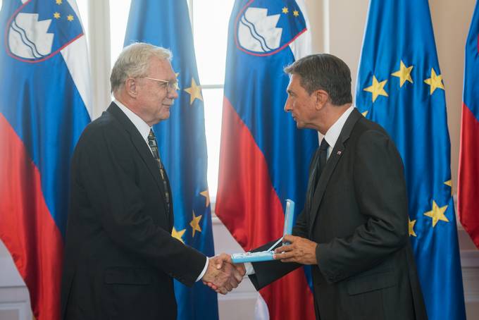 Predsednik Pahor vročil državno odlikovanje red za zasluge Slavku Preglu